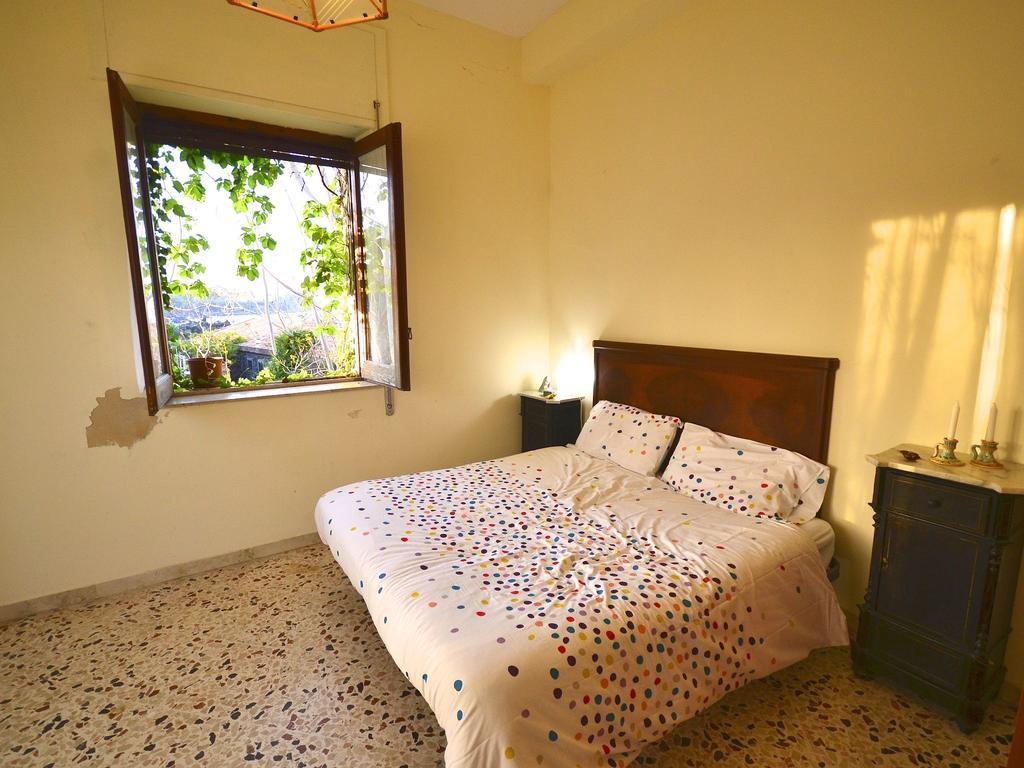 Cozy Holiday Home In Pozzillo With Terrace อาชิเรอาเล ภายนอก รูปภาพ